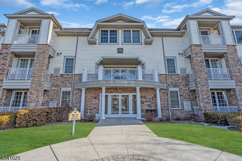 268 Victoria Dr in Bridgewater, NJ - Building Photo