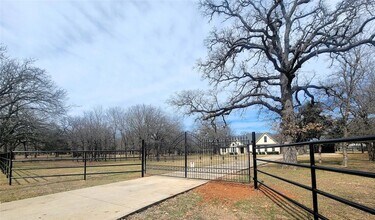 5535 Whispering Oaks Ln, Unit 101 in Fort Worth, TX - Building Photo - Building Photo