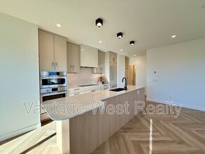 3340-3340 Lakeshore Rd in Kelowna, BC - Foto de edificio - Building Photo