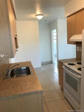 2085 NE 169th St-Unit -5 in North Miami Beach, FL - Foto de edificio - Building Photo