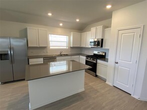 1325 Aquilla Dr in Leander, TX - Foto de edificio - Building Photo