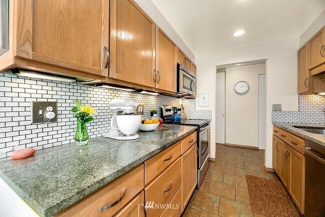 3710 27th Plz W, Unit 207 in Seattle, WA - Building Photo - Building Photo