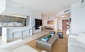 7000 Island Blvd in Aventura, FL - Building Photo