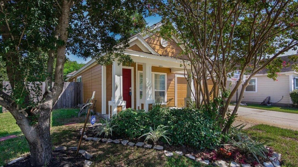 16614 Hodgefield Ln in Houston, TX - Building Photo