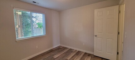 3581 NE Hembree St in McMinnville, OR - Building Photo - Building Photo