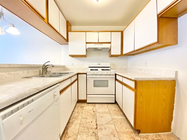 415 S New Hampshire Ave in Los Angeles, CA - Building Photo - Building Photo