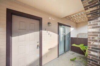 3987 Tanglewilde St in Houston, TX - Building Photo - Building Photo
