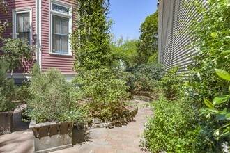 211 W Gwinnett St in Savannah, GA - Foto de edificio - Building Photo
