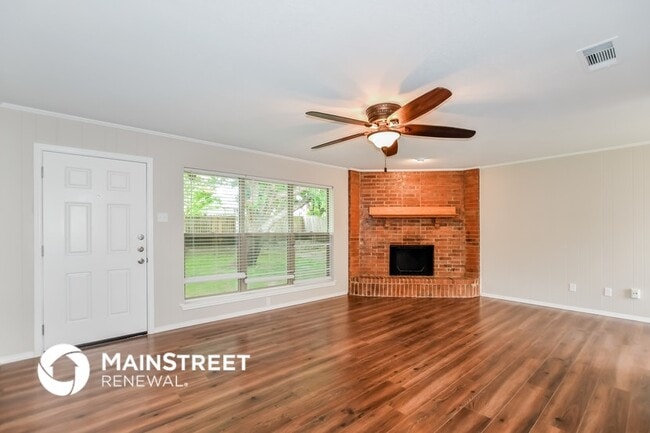 710 Adams Dr in Crandall, TX - Foto de edificio - Building Photo