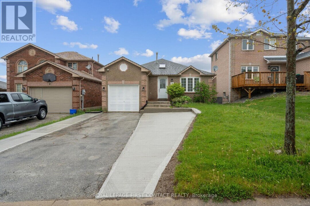 16 Waddington Crescent in Barrie, ON - Building Photo
