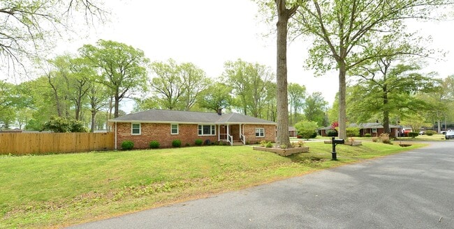817 Englewood Dr in Chesapeake, VA - Building Photo - Building Photo