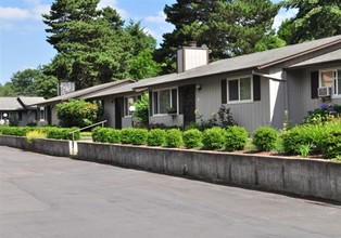 Tamaryn Apartments in Tigard, OR - Foto de edificio - Building Photo