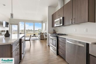 11505 NE Yacht Harbor Dr, Unit D504 in Portland, OR - Foto de edificio - Building Photo