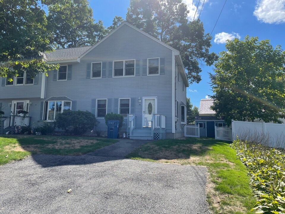 37 Lantern Ln in Burlington, MA - Building Photo