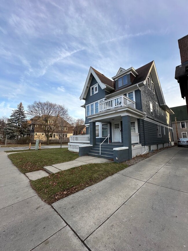 1829 E Kenwood Blvd in Milwaukee, WI - Foto de edificio - Building Photo