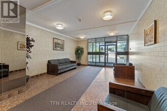 10330 Yonge St in Richmond Hill, ON - Building Photo - Building Photo