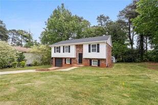 1825 Hunting Creek Ln SE in Conyers, GA - Foto de edificio - Building Photo