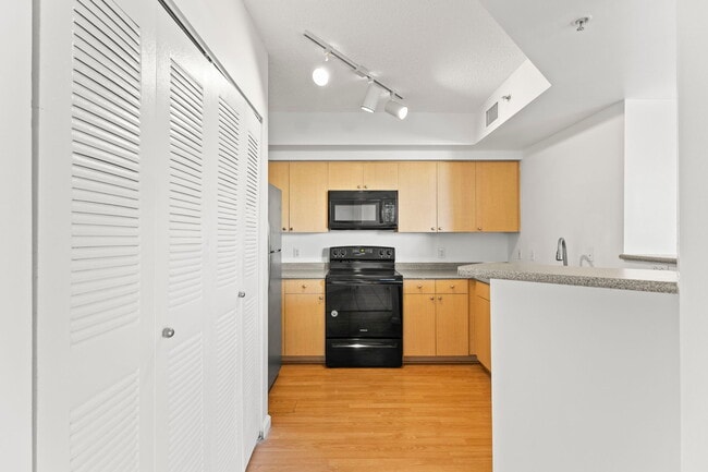 1919 Van Buren St, Unit 418 in Hollywood, FL - Foto de edificio - Building Photo