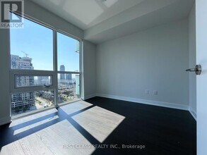 4130-4130 Parkside Village Dr in Mississauga, ON - Building Photo - Building Photo