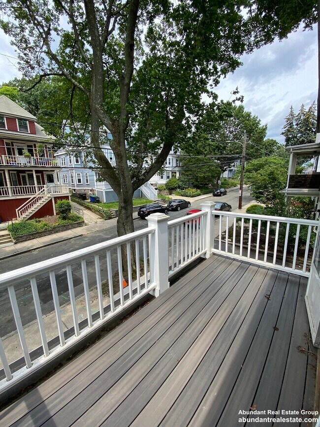 62 Liberty Ave, Unit 2 in Somerville, MA - Foto de edificio - Building Photo
