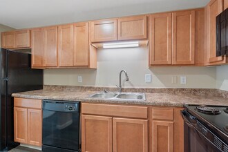 Village Green in Baldwinsville, NY - Foto de edificio - Building Photo