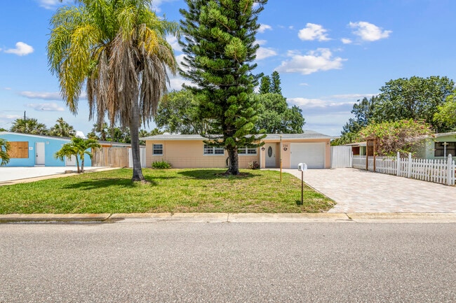 236 E Grant Ave in Cocoa Beach, FL - Building Photo - Building Photo