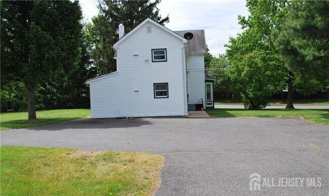 472 Buckelew Ave in Monroe Township, NJ - Building Photo - Building Photo