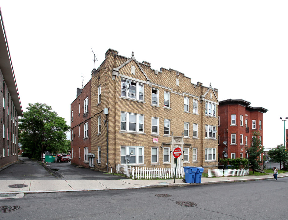 49 Walnut St in New Britain, CT - Building Photo