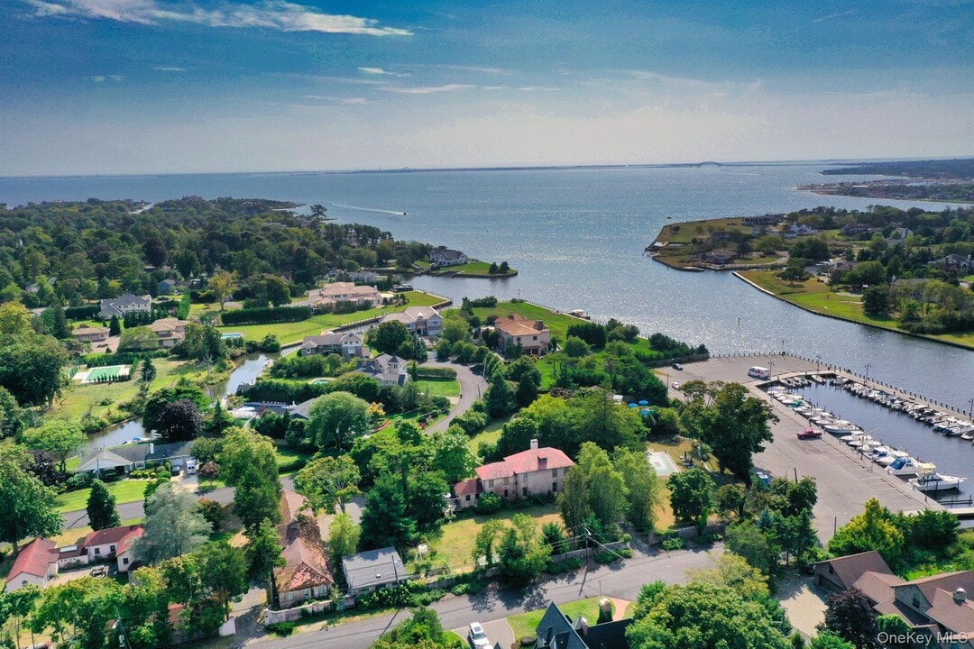 34 Maple St in Islip, NY - Building Photo