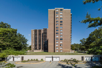 Hallmark Condominium in Alexandria, VA - Building Photo - Building Photo