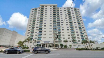 3000 S Ocean Dr in Hollywood, FL - Building Photo