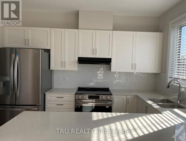 353 Appalachian Cir in Ottawa, ON - Building Photo - Building Photo