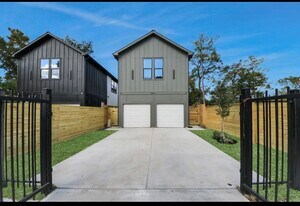 7911 Lynette St in Houston, TX - Building Photo