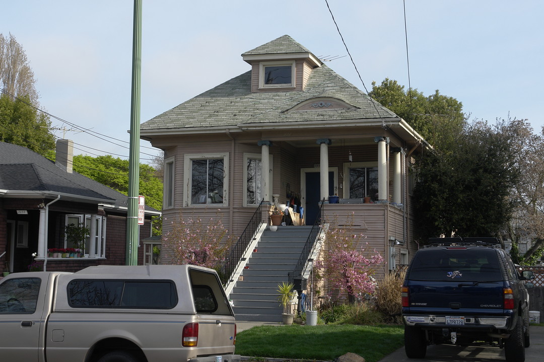 2057 Buena Vista Ave in Alameda, CA - Building Photo