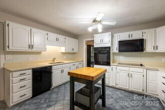 102 Arbor Ln in Hendersonville, NC - Building Photo - Building Photo