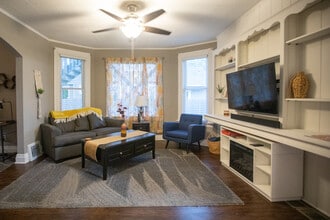 1024 18th Ave, Unit Ground Floor in Moline, IL - Building Photo - Building Photo