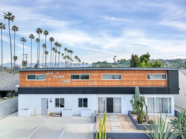 2561 W. Avenue 30 in Los Angeles, CA - Foto de edificio - Building Photo