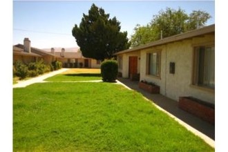 13521 Navajo Rd in Apple Valley, CA - Building Photo - Building Photo