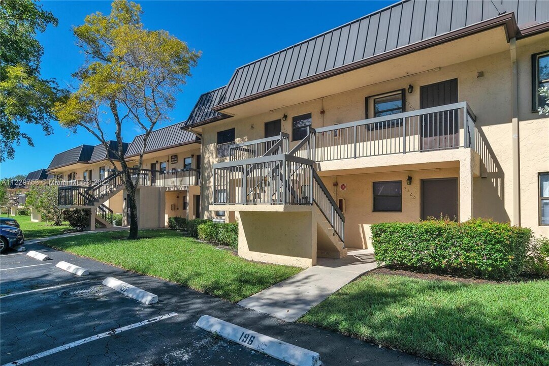 9202 NW 1st St, Unit 206 in Pembroke Pines, FL - Building Photo