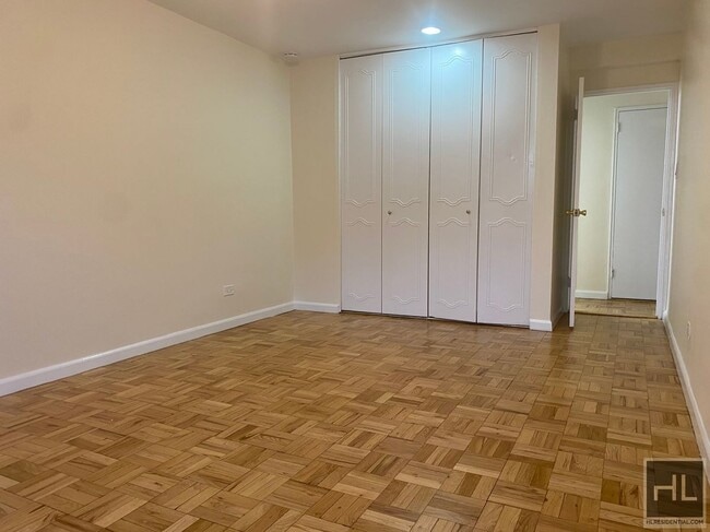 GRAND CENTRAL PARKWAY in Queens, NY - Building Photo - Building Photo