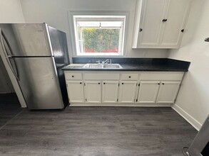 3960 Redwood Ave-Unit -3960 1/2 in Los Angeles, CA - Building Photo - Building Photo