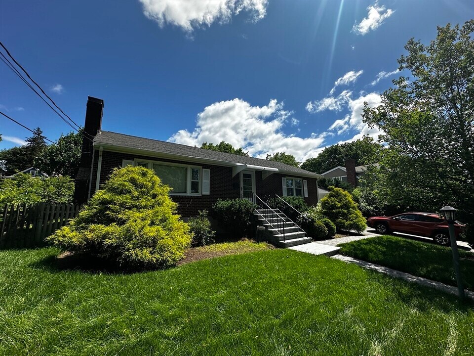 11 Mead Rd in Arlington, MA - Building Photo