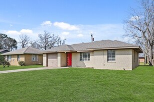 8829 Woodlyn Rd in Houston, TX - Building Photo