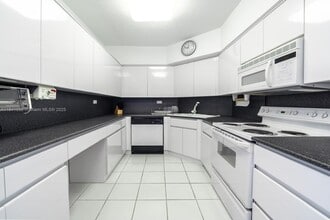 1408 Brickell Bay Dr, Unit 1415 in Miami, FL - Foto de edificio - Building Photo