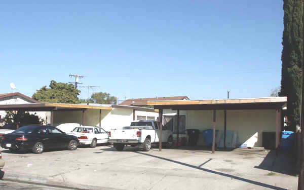 6710 Alvina in Bell, CA - Foto de edificio