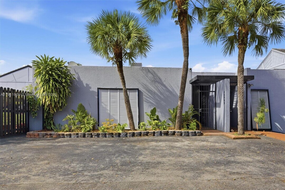 16380 Briar Patch Pl in Miami Lakes, FL - Foto de edificio