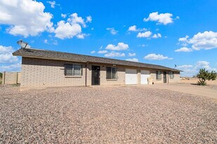 8590 W Magnum Dr in Arizona City, AZ - Building Photo