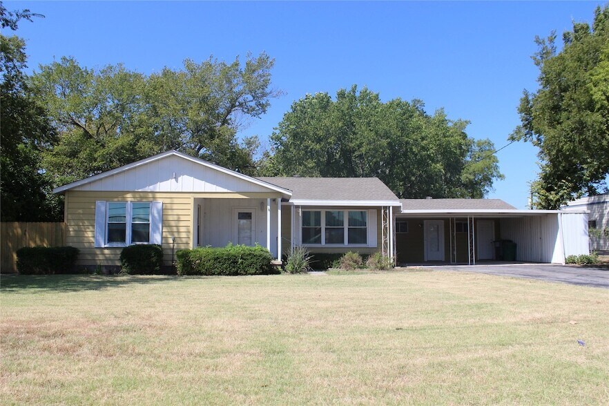 409 W Main St in Azle, TX - Foto de edificio