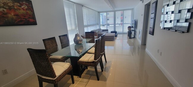 3200 Collins Ave in Miami Beach, FL - Building Photo - Building Photo