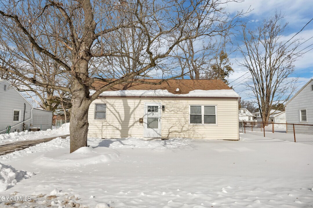 3 Miracle Ln in Albany, NY - Building Photo